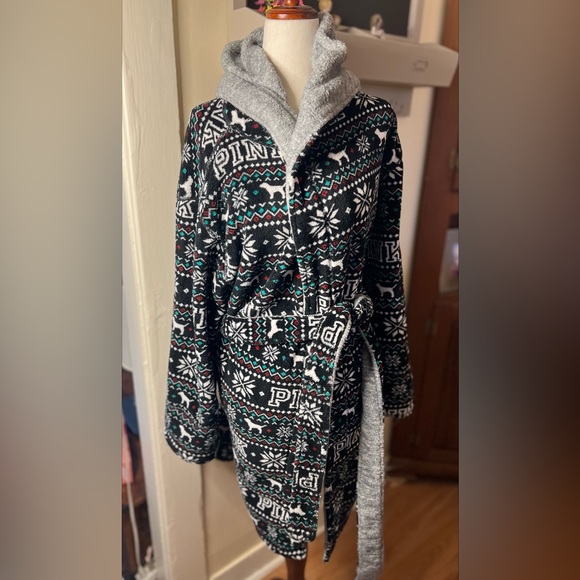 PINK V.S. Short hooded bathrobe. Super soft- size medium. Excellent condition. - Picture 1 of 3